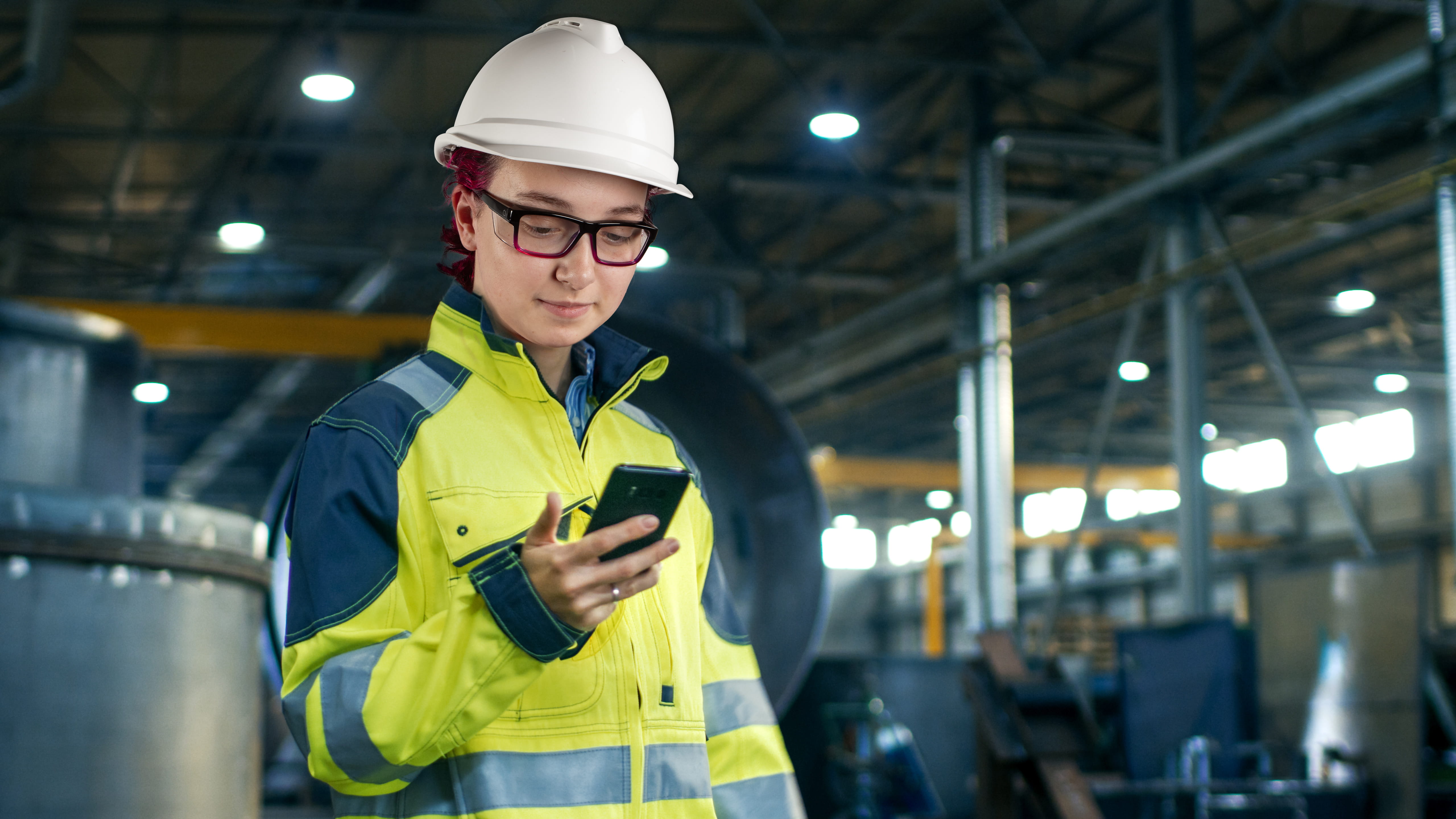 Worker wearing Ugly Fish Jackal Small prescription safety glasses in graduated black pink frame for industrial work